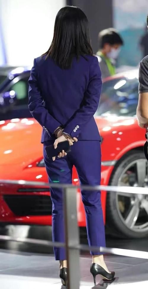 业务能力 搭配职业装将女人大方、优雅、沉稳的一面完全体现出来，魅力时尚