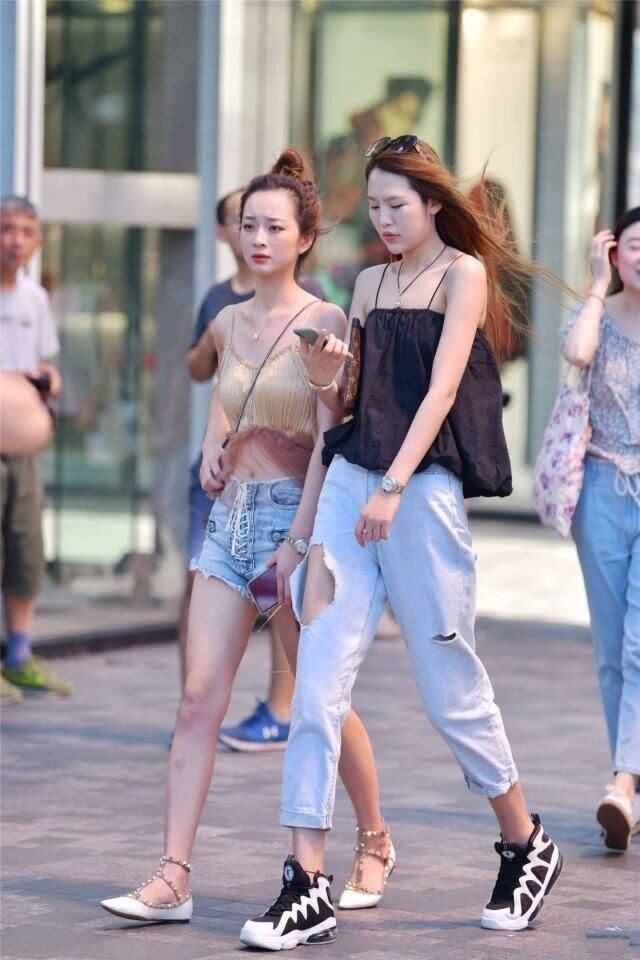 青春正当时，朝气好天姿，牛仔裤搭配更有气派，展现佳人好风采