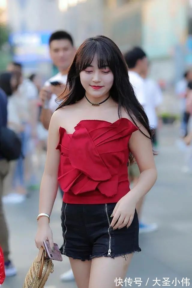阔腿裤|美女街拍:红色休闲上衣搭配黑色链条短裤,热情似火的感觉,表现出气质