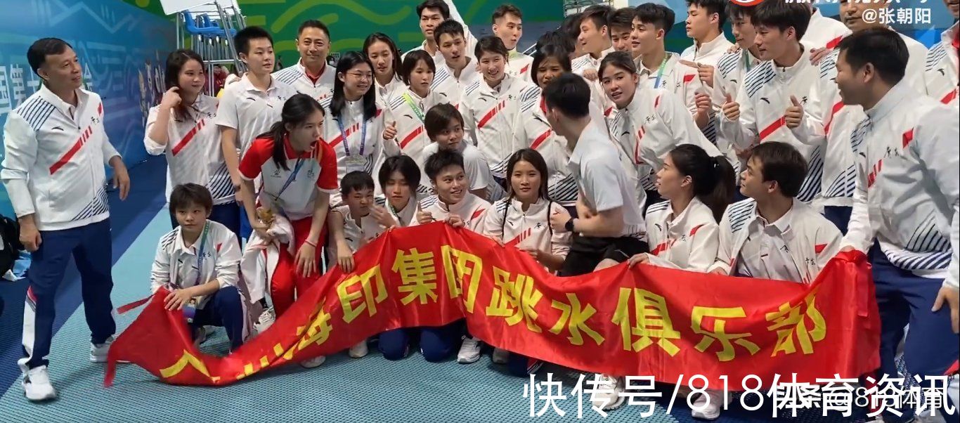 全运会|有爱！广东队拍全家福全红婵被师姐rua脸，何教练提醒小队员露脸