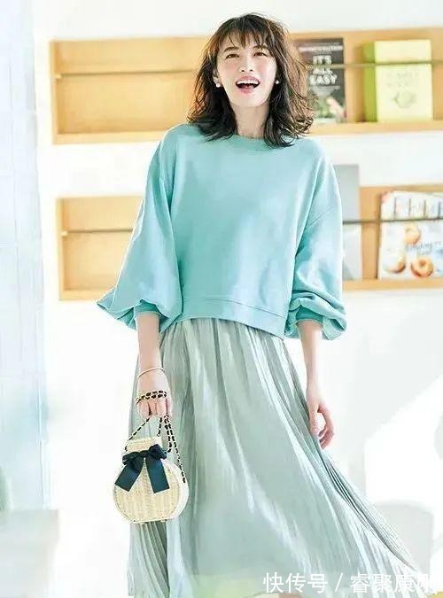 随性|卫衣+半裙=早秋最火混搭套路,时髦又有女人味