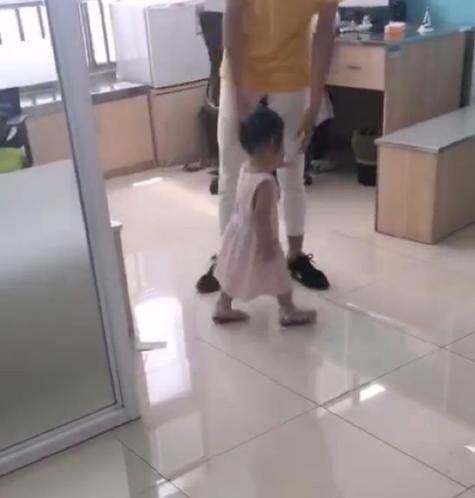 2岁女儿打完预防针后,非要找医生“报仇”,爸爸忍不住笑翻了