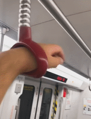 |搞笑GIF：太尴尬了 吓得我赶紧关上了门