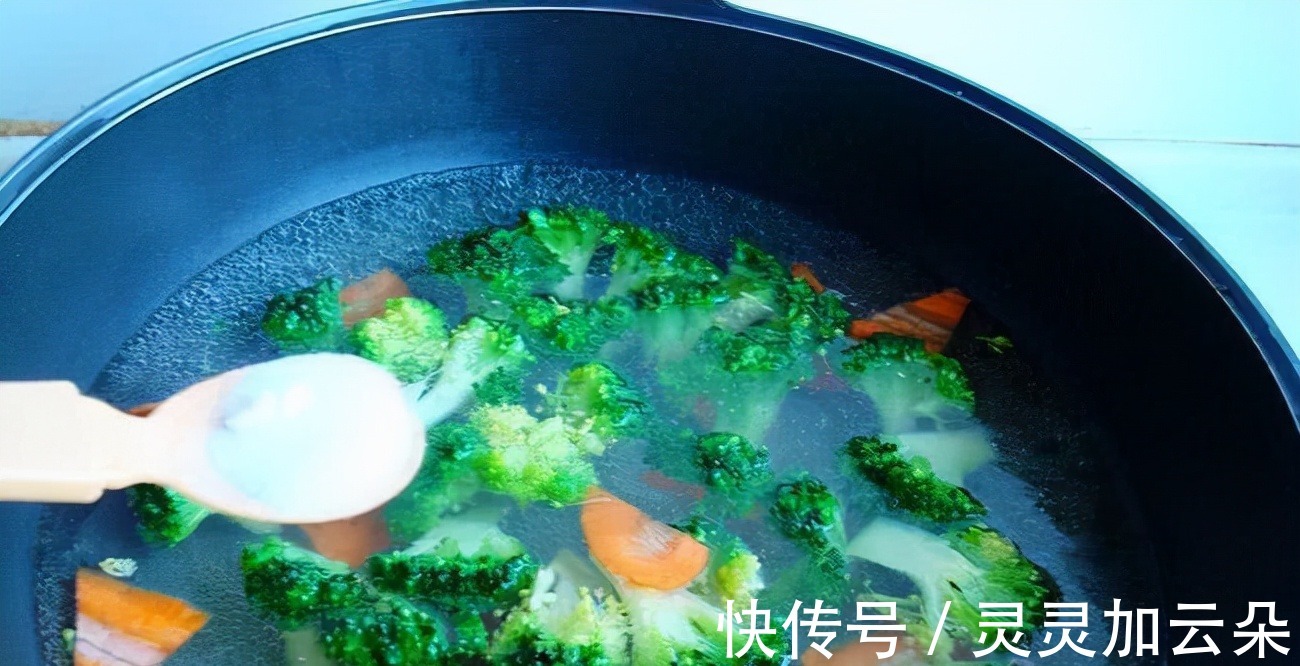 70岁大厨告诫炒菜放蚝油有讲究，牢记这一点，菜鲜又好吃！