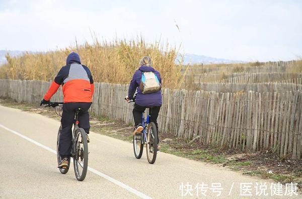 骑自行车|得了脂肪肝怎么办?医生推荐:这5个动作坚持做,或能甩掉脂肪肝