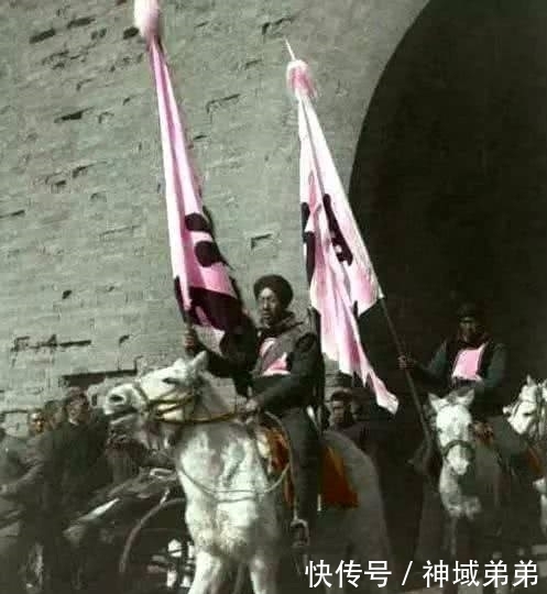 老照片|清朝真实老照片:穿着时髦的道士,图四的新娘长相似男子