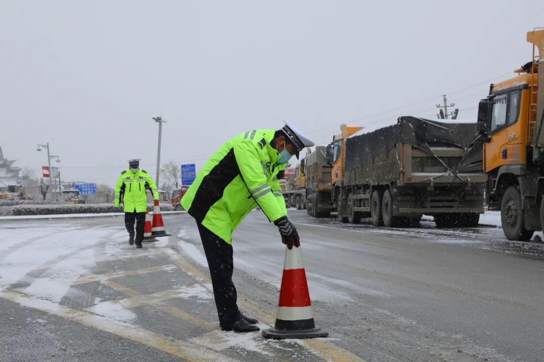 雪花白|【战疫情】当“雪花白”遇见“警察蓝”