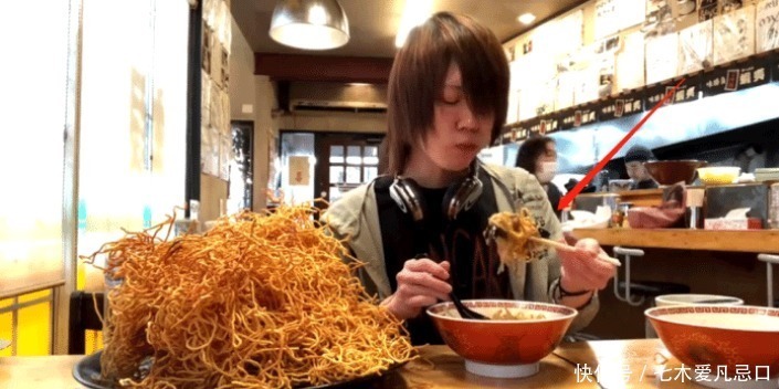 小哥还|大胃王挑战50斤“炸面条”,粉丝担心他扎嘴,看清碗底却露馅了