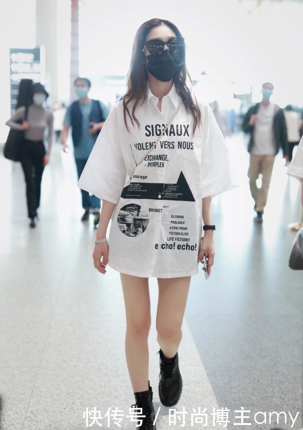 小西装|希林娜依·高现身机场,学05后玩“下衣失踪”,生图下的双腿太撩了