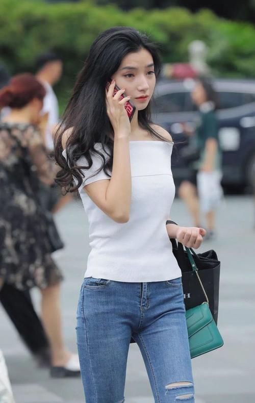 锁骨|紧身牛仔裤搭配一字肩，完美展示性感身材，锁骨很有女人味