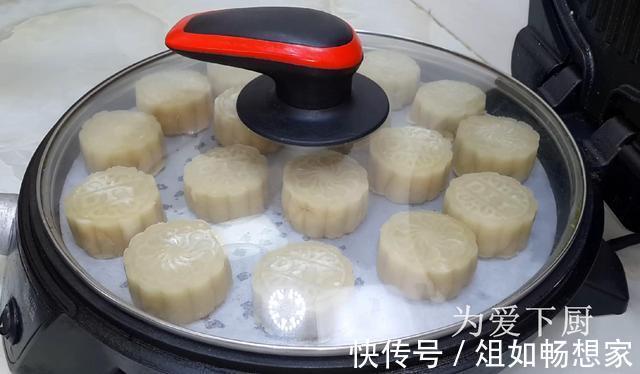 保鲜膜|中秋节别买月饼了,擀杖擀一擀,外皮香酥又掉渣,没烤箱也能成功