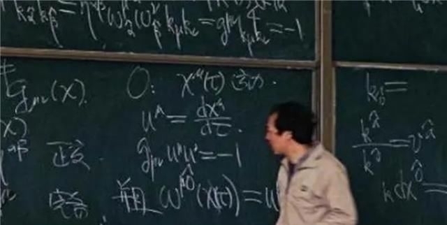 天才在左疯子在右#他18岁读博士,是未来的诺奖天才,晚年陨落说后悔加入少年班