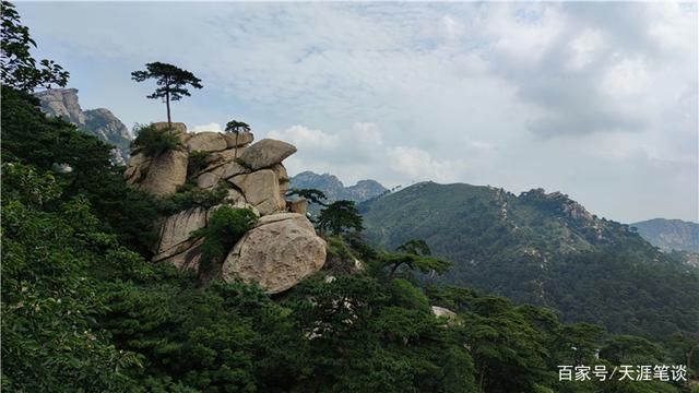 山门|庙宇亭台摩崖刻，苍松翠柏布山巅，登医巫闾山一望秋水长