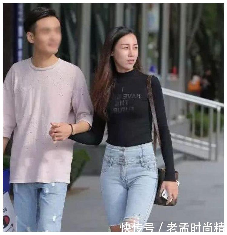 完美|街拍:美女高腰的牛仔裤搭配黑色上衣,打造出完美的曲线