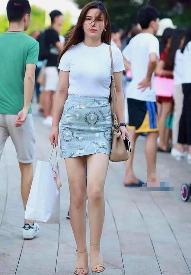 白色短袖|长发披肩的小姐姐,白色短袖搭配淡蓝色短裙,秀出的长腿着实不错