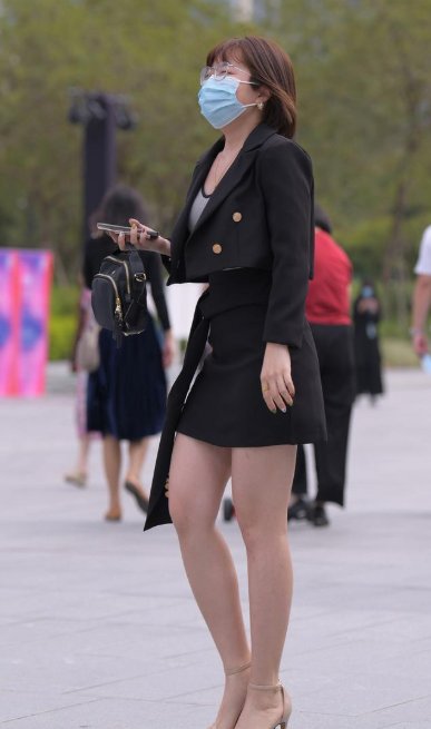 穿凉鞋的季节，品味高的女人选择一字带凉鞋，低调中又有几分华丽