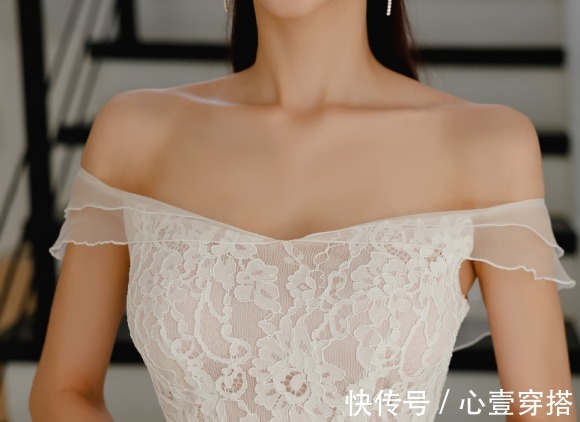 时尚|女神孙允珠时尚搭配:经典华沙夏菊雕绣波浪抹胸裙