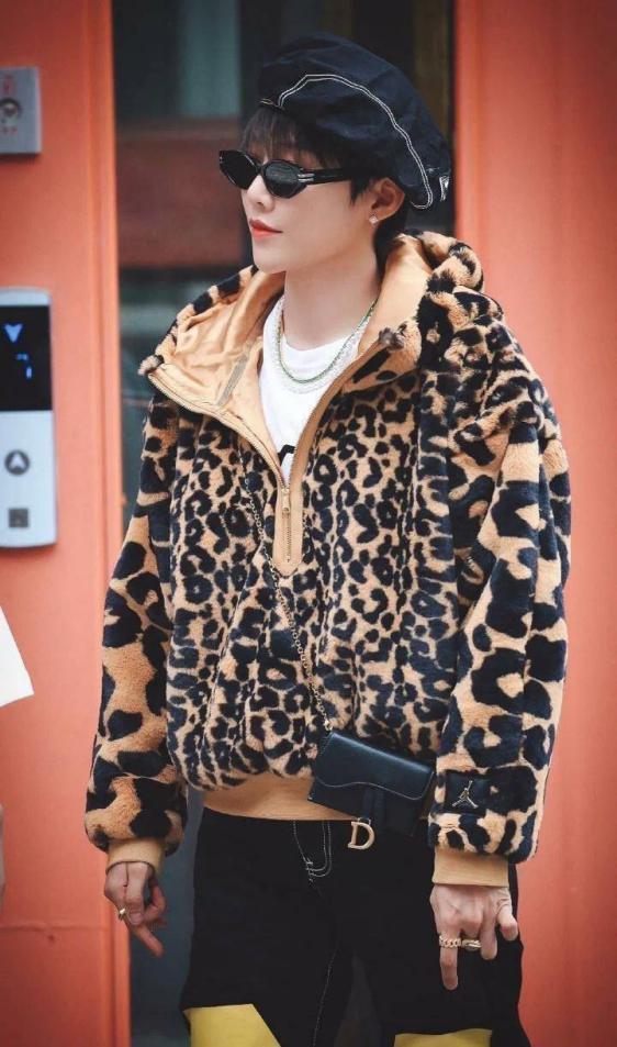 女人过了50岁,这3种“假时髦”的衣服别乱穿,廉价似地摊货