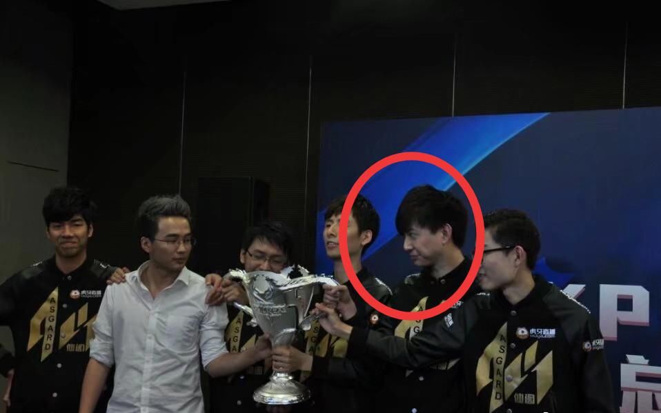 FMVP|KPL：辰鬼采访站C位，老帅暖阳当背景板，首个FMVP他值得
