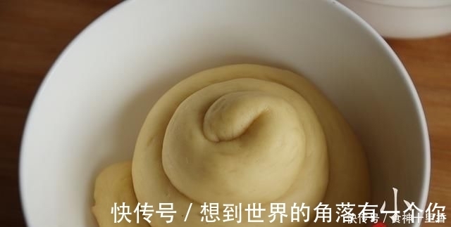 小董|面粉别再蒸馒头了，不加1滴水，不用烤箱，做出来的面包蓬松暄软
