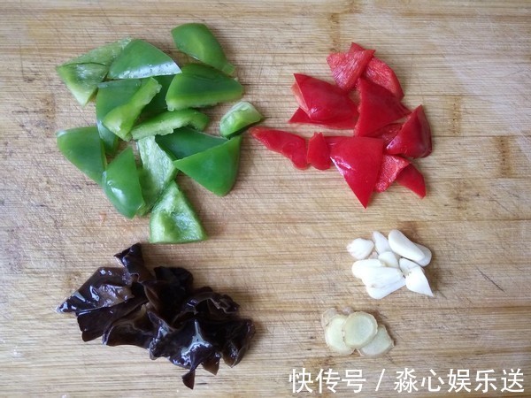 豆腐此做法比肉都好吃,外酥里嫩,两块钱一大盘,全家抢着吃