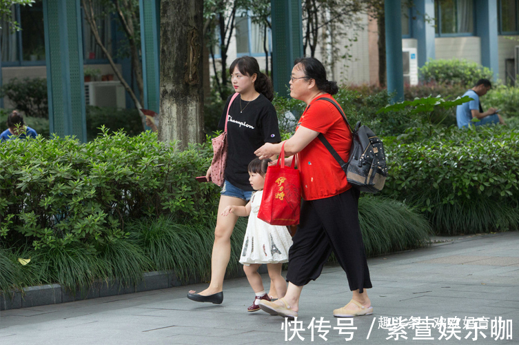 父母|“再闲也不去帮女儿带娃”,一位姥姥的忠告很现实,无关重男轻女