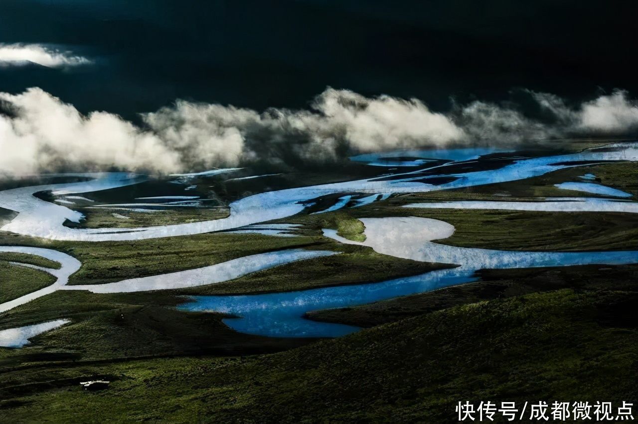 黄河奔腾到此，迂回蜿蜒出第一道回头湾