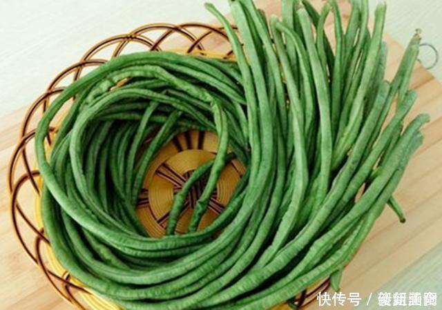 夏天我家豆角从不炒着吃，煎一煎8分钟就上桌，比红烧肉还解馋