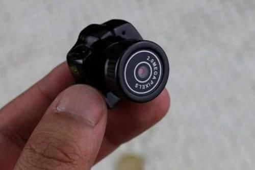 中年|情侣游客住酒店,为何要先检查插头?资深前台解释隐患