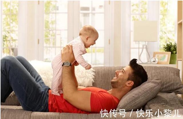 头颈部|家长这样抱宝宝,当心孩子以后高低肩,驼背,正确抱娃姿势要牢记