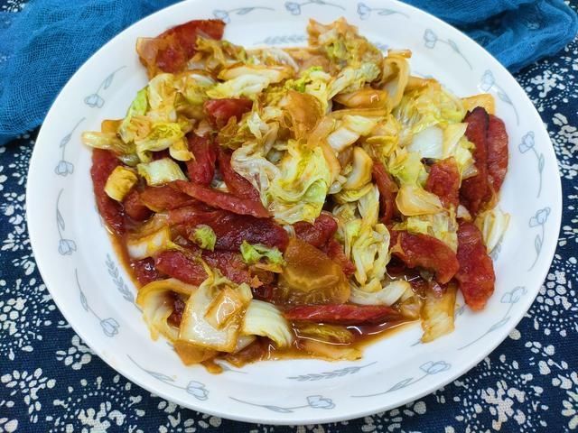 炖白菜时，多加一样食材，白菜嫩香更入味，老人孩子都喜欢吃