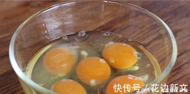 白开水炒鸡蛋|教你用白开水炒鸡蛋,1滴油不加,做出来比油炒的还鲜嫩好吃