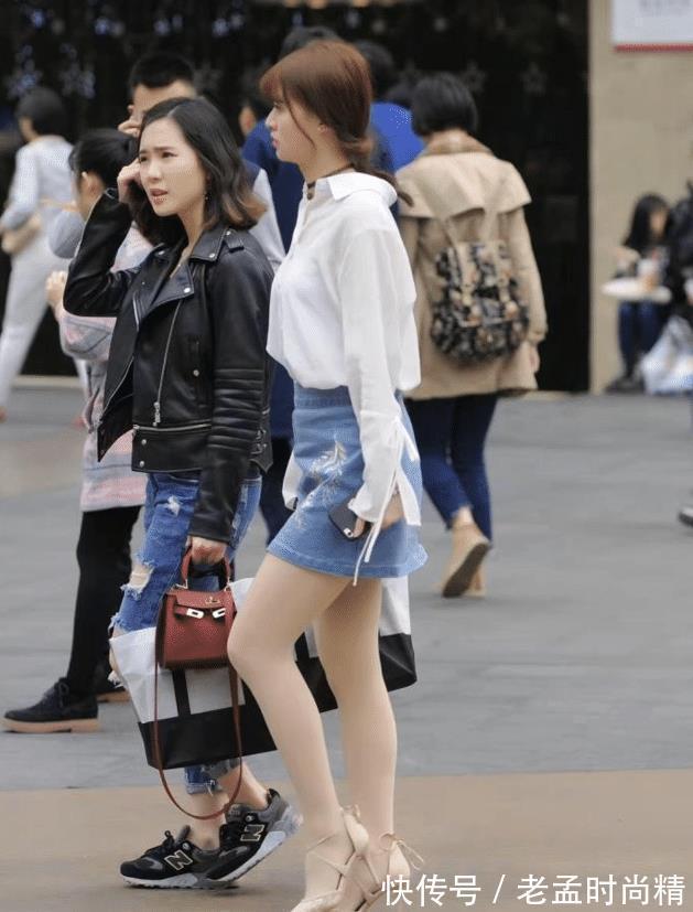 街拍|街拍小姐姐白衬衣配牛仔短裙,肉色丝袜配高跟凉鞋,清新气息弥漫