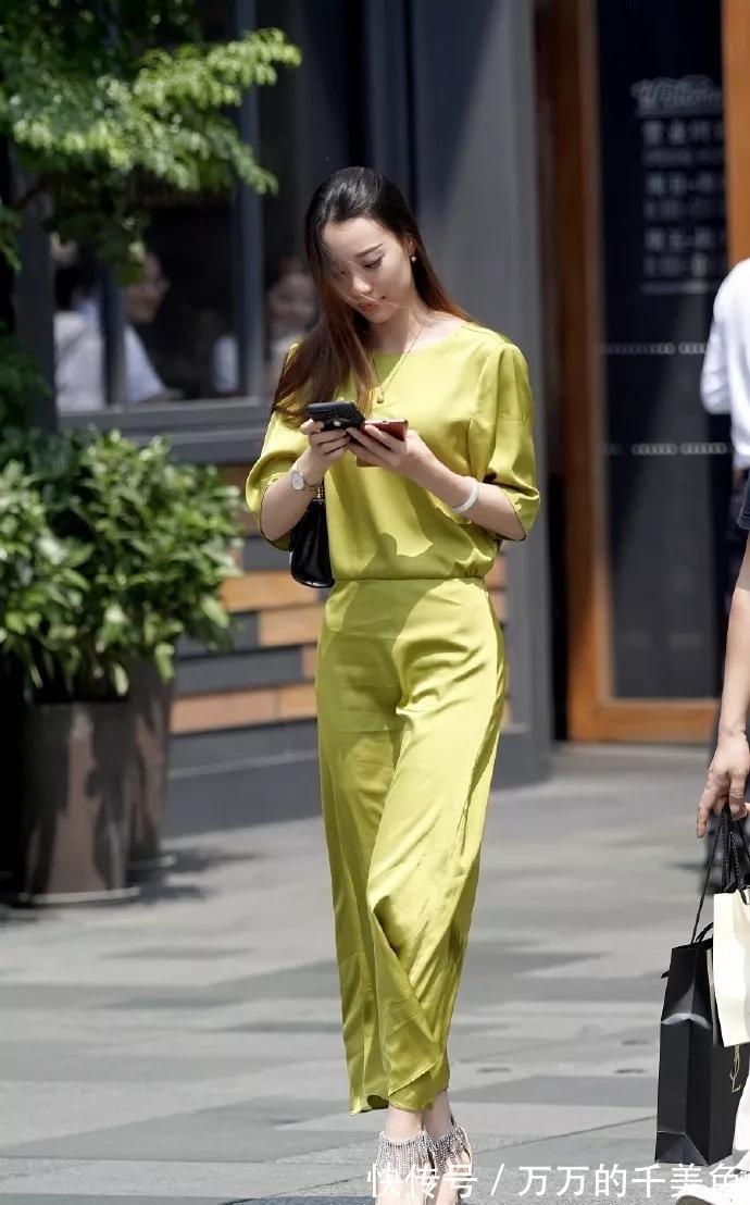 姑娘|美女脚上搭配上一双黑色的尖头高跟鞋,让她显得格外的有气质