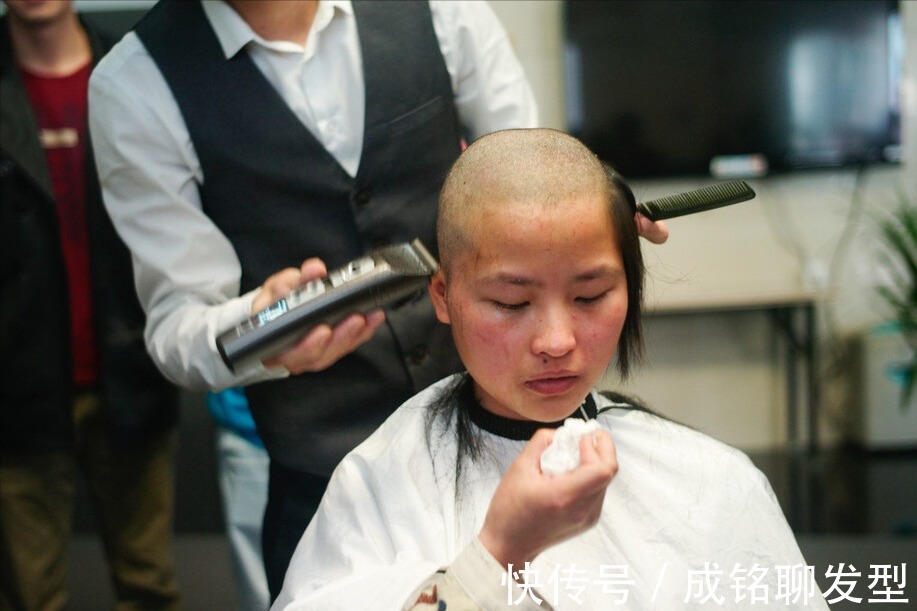 发黄|头发又细又黄，剃光头能让头发变黑变粗吗？有什么科学道理吗？