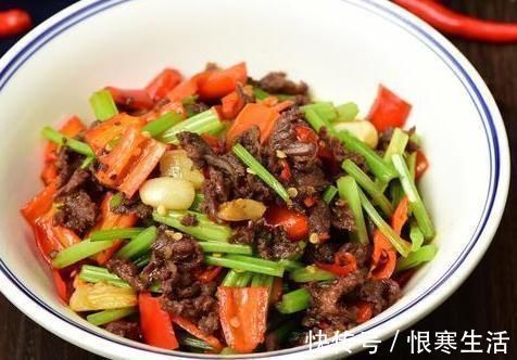 牛肉|炒牛肉时,牛肉一炒就老学会2个小妙招,不老不柴,鲜嫩没腥味