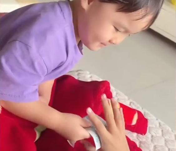 萌娃|湖北一萌娃给小姨发红包,还语重心长地要她“拿好钱使力读书”!