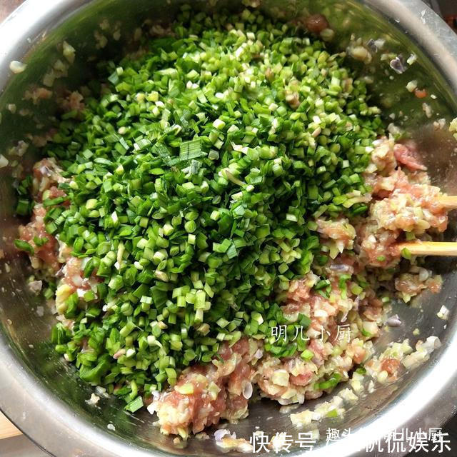 包饺子|包饺子这两种蔬菜一起放，皮薄馅鲜，一口下去满口香，太好吃了