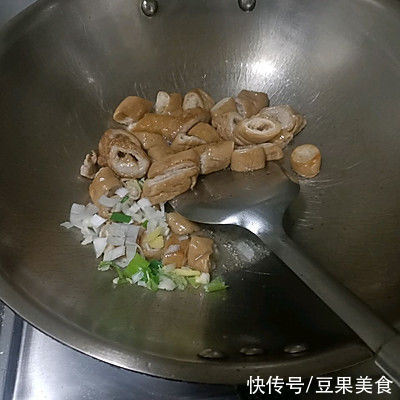 菱形块|这道年菜溜肥肠连续吃了3碗，全家人都一致好评