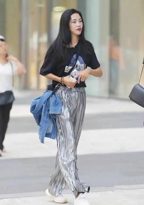 时尚 时尚打底裤搭配黑色上衣,看起来少女,很自然和舒服