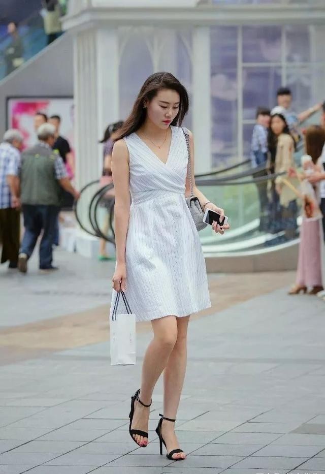 针织连衣裙 红色修身连衣裙搭配高跟鞋，优雅大方，气质迷人