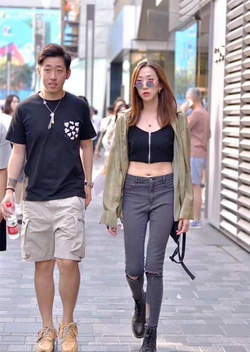 牛仔裤可以选择一双高跟鞋来衬托,也是很美的