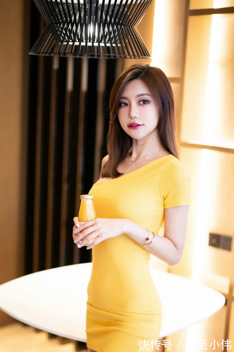 穿搭|美女街拍:小姐姐身穿黄色的针织裙,斜肩设计个性时尚,很是能衬托身材的美