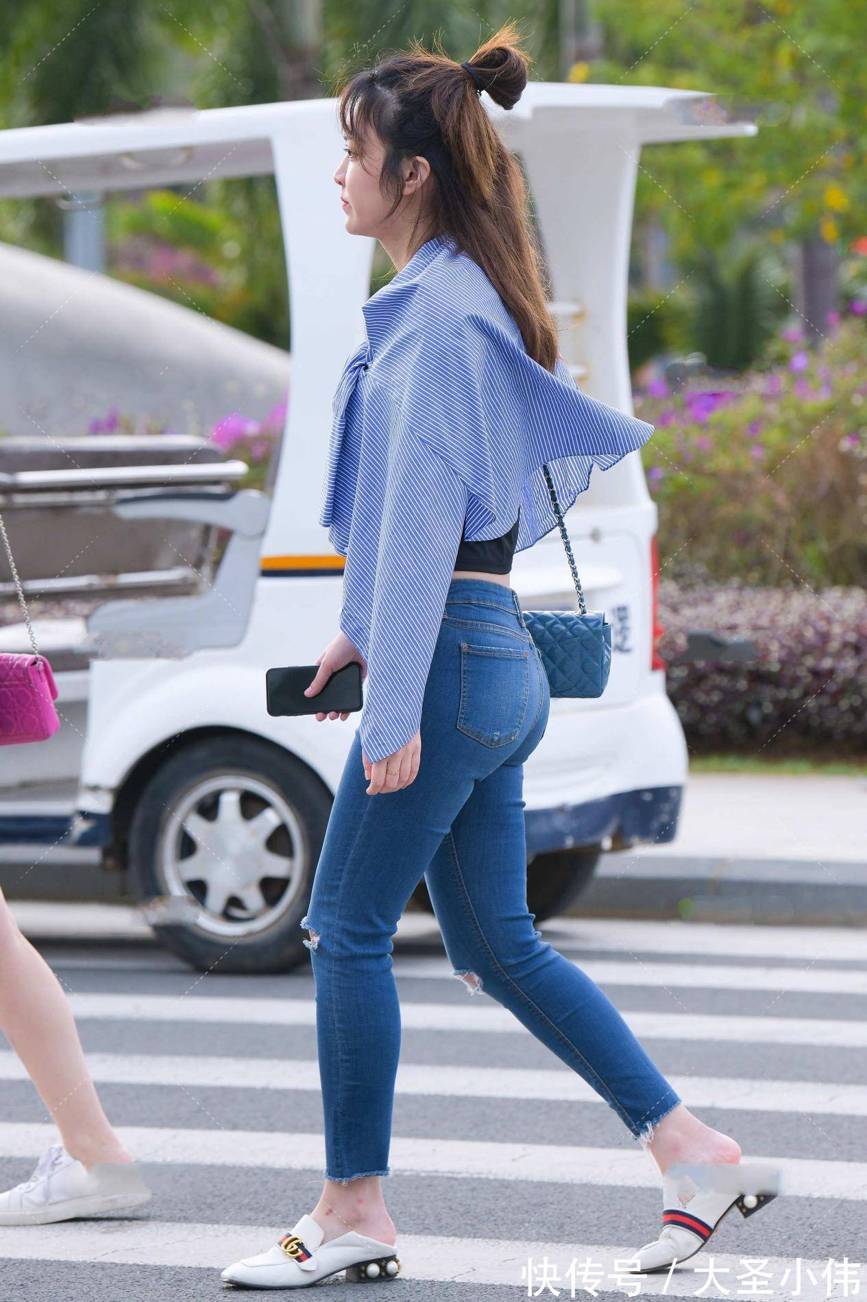 衬衫|美女街拍:蓝色牛仔裤搭配黑色背心,展示好身材,外披一件衬衫防晒又飒爽