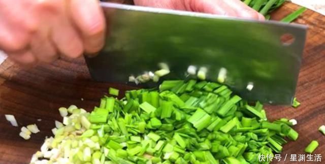 韭菜|韭菜炒鸡蛋，先炒韭菜还是先炒蛋？行家都这么炒，鲜嫩翠绿营养高
