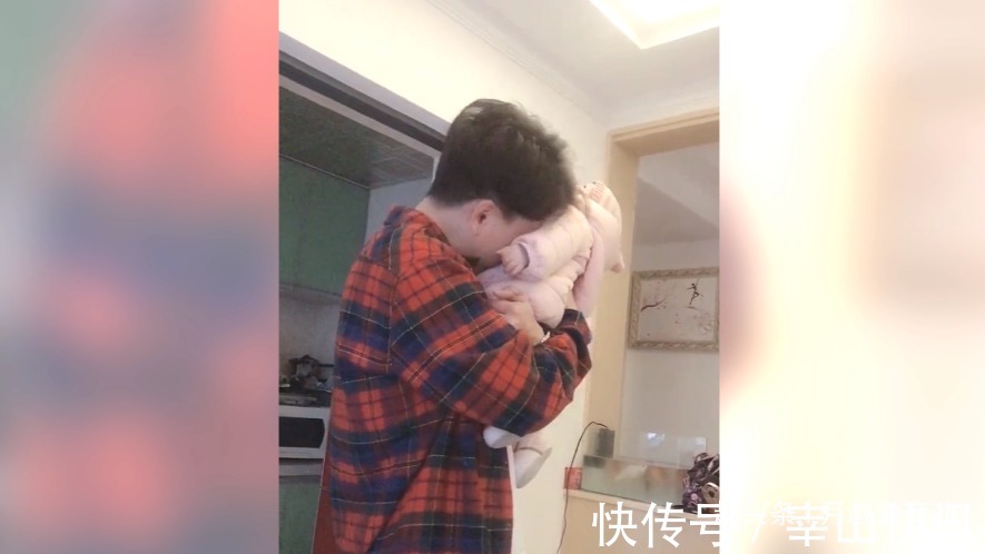 小宝宝|舅舅和外甥女第一次见面, 两活宝就笑个不停,网友 挺有缘分