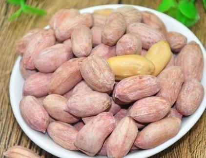 酥脆|花生米不用油炸不用煮,加一把大蒜,简单一炒,鲜香酥脆,超好吃