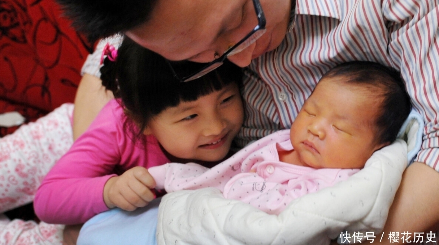 孩子|哥哥一亲近妹妹,妹妹却莫名哭闹,妈妈掀开妹妹衣服失声痛哭