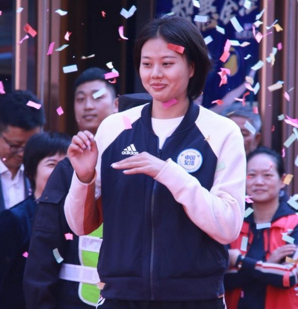 大长腿|女排奥运冠军胖了!脸蛋肉嘟嘟太可爱,身穿“中国女排”服饰抢眼