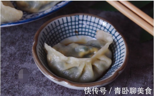 热腾腾的蒸饺，分分钟就搞定，这样和面又薄又筋道，上桌准吃光